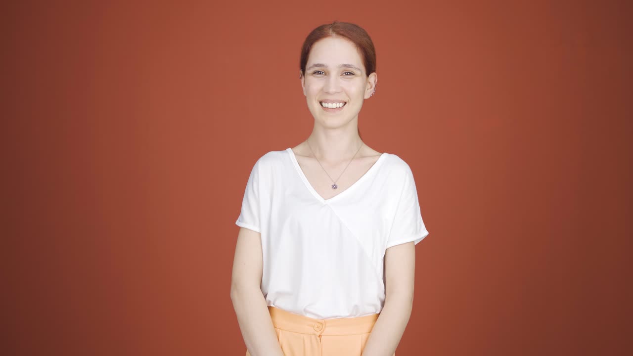 mujer haciendo dinero firmar con sus manos.