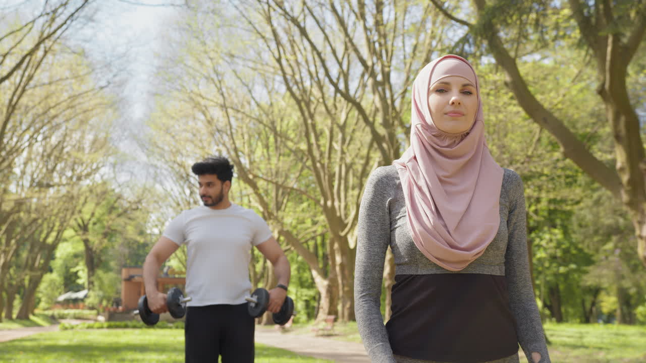 Pasangan Muslim Berolahraga di Taman
