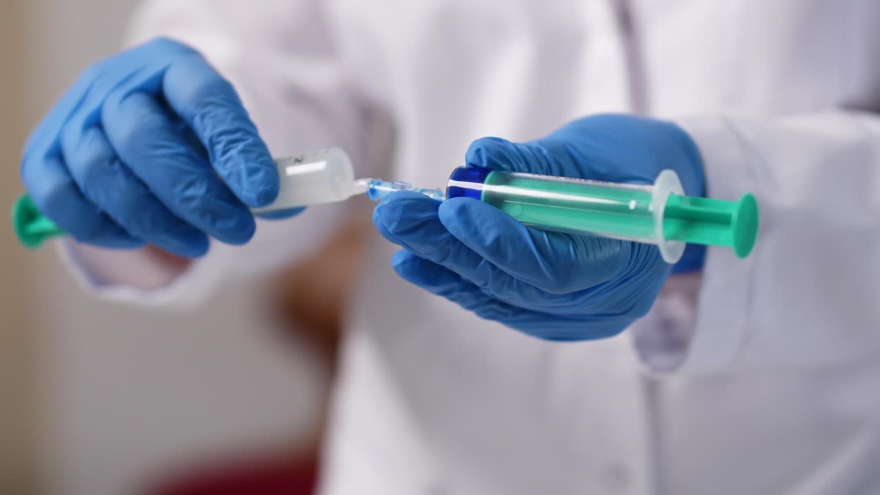 disparo en cámara lenta de dos jeringas conectadas entre sí - clips de aprendizaje de pta