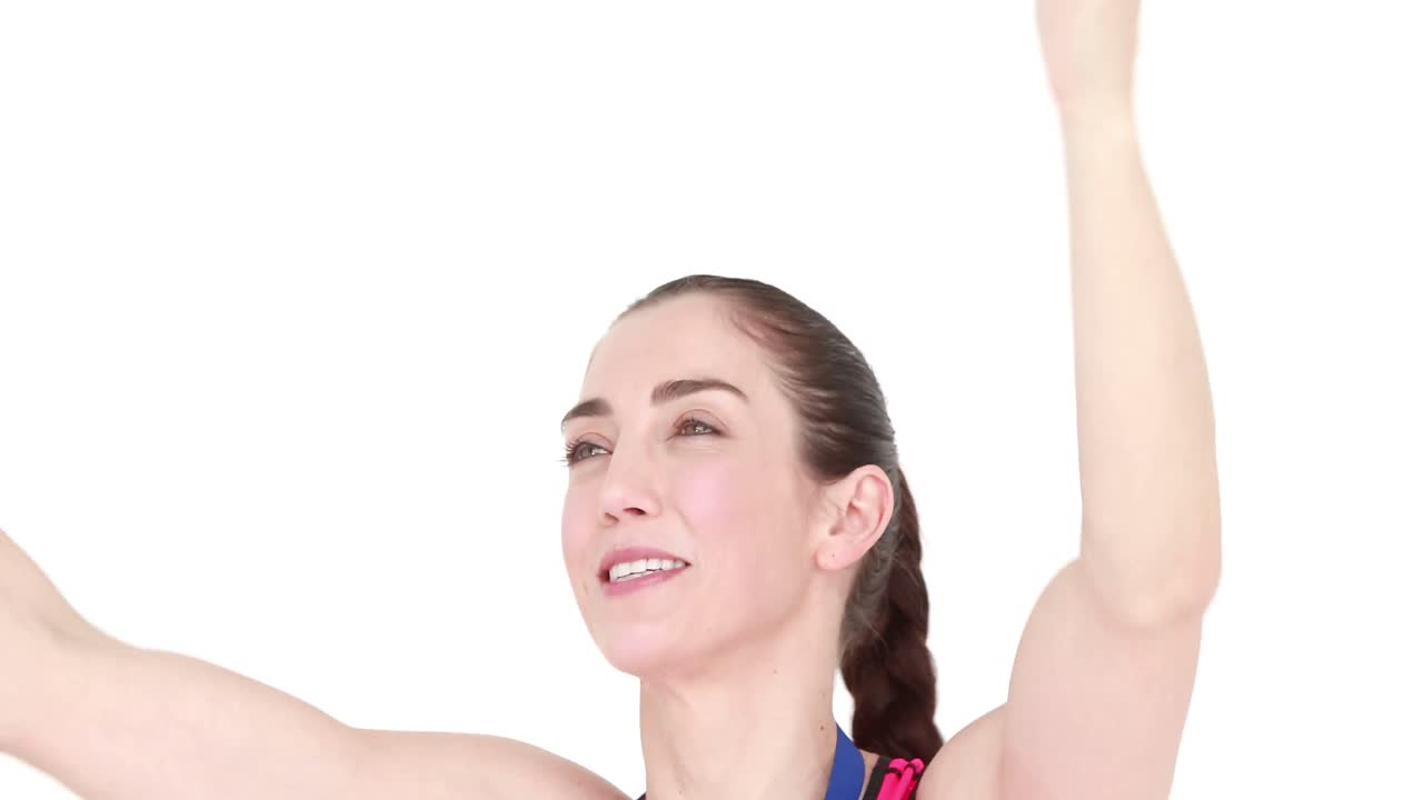 feliz atleta femenina con una medalla