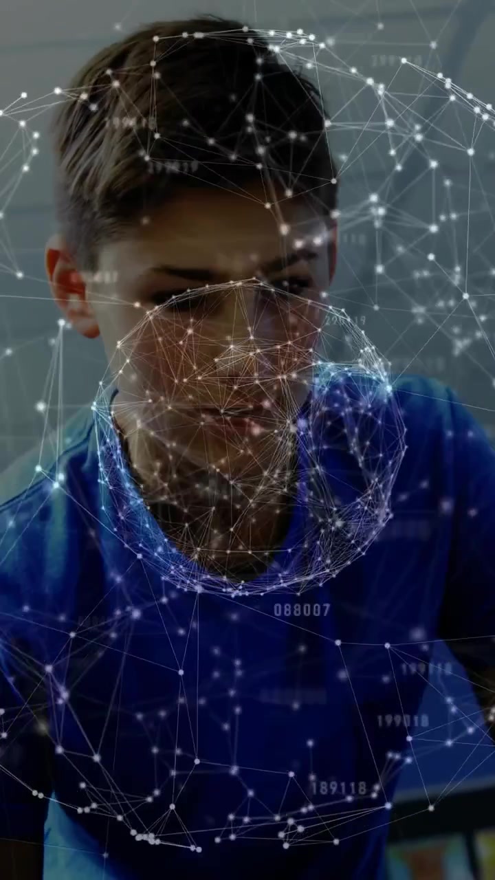 Vertikal video: Dreng læner sig frem og ser på holografisk globus nær ansigtet, følger blikket til tech-læring.