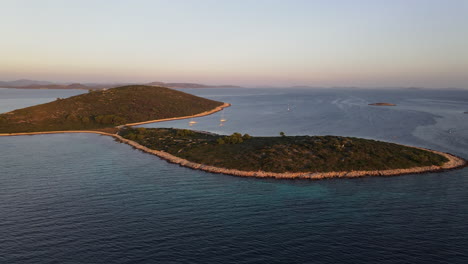 Volando-Alrededor-De-Una-Isla-En-Croacia-Durante-La-Puesta-De-Sol