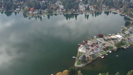 Antena-Reveló-Barrios-De-Lakewood-Con-Reflejo-De-Espejo-En-El-Condado-De-Pierce,-Washington,-Estados-Unidos