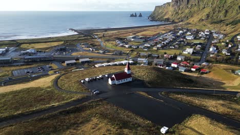 Malerisches-Kirchengebäude-In-Der-Stadt-Vik,-Island---Drohnenansicht-Aus-Der-Luft