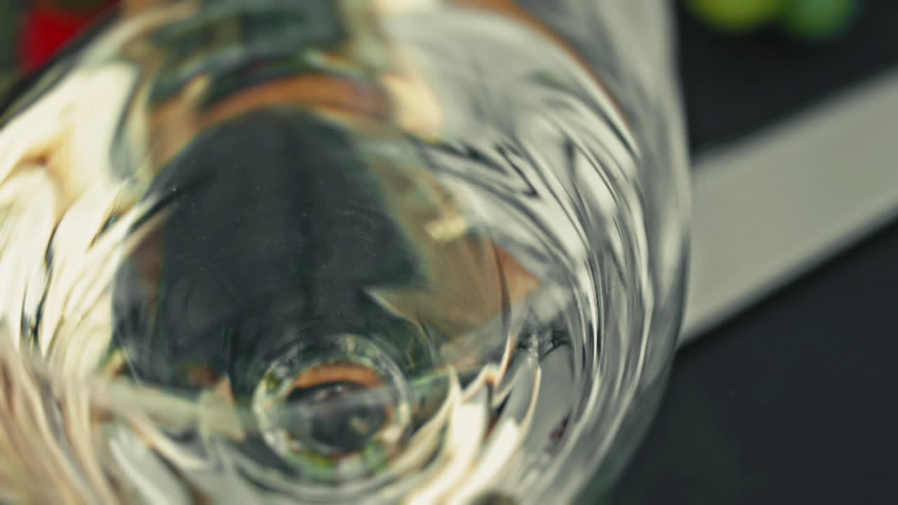 Plan détaillé d'un délicieux verre de vin blanc