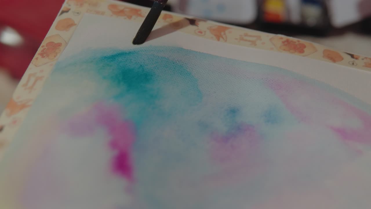 색 선 그림으로 파란색과 분홍색 하늘을 그리는 인식할 수 없는 여성