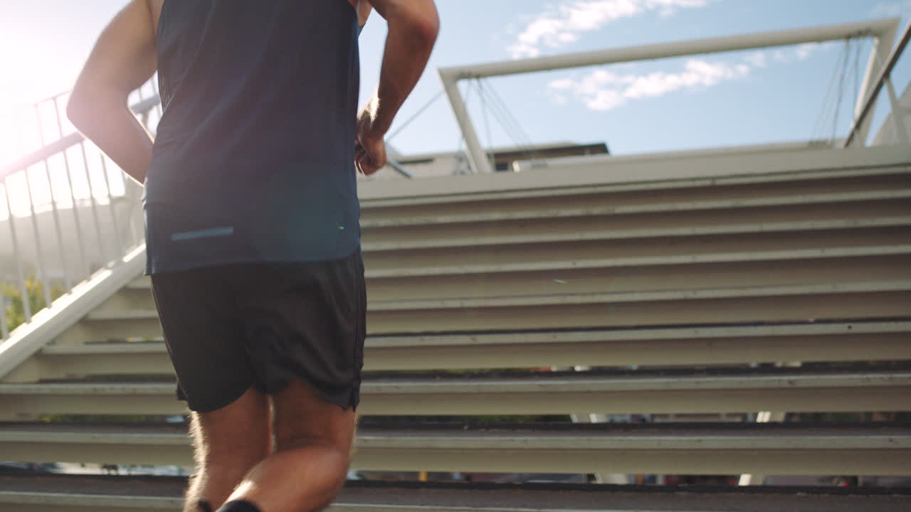 hombre atlético haciendo ejercicio, entrenando