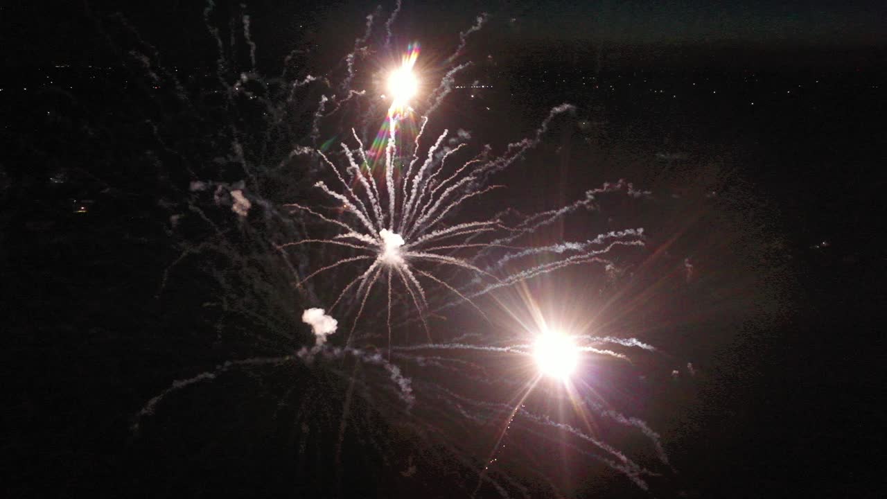 espectáculo de fuegos artificiales por la noche