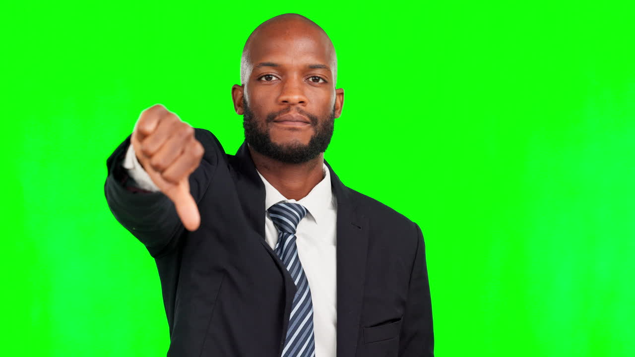 cara, mano y pulgares hacia abajo por el hombre de negocios en verde