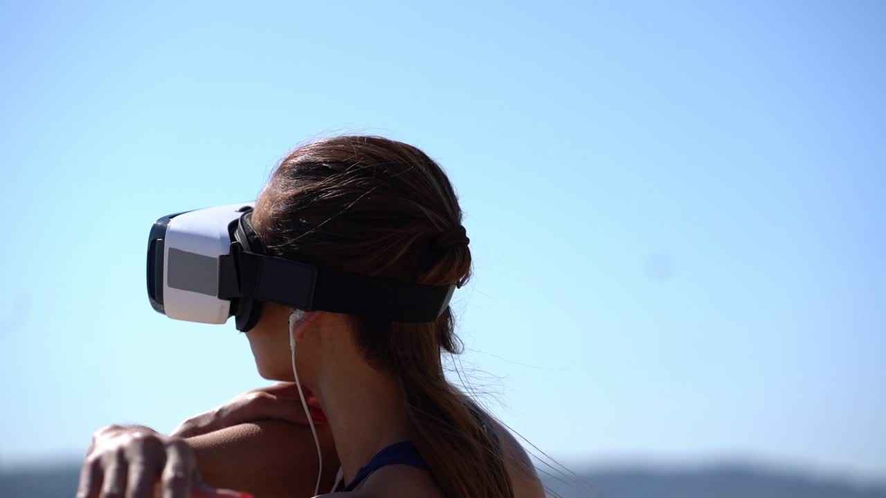 chica en auriculares vr estirándose contra el cielo azul