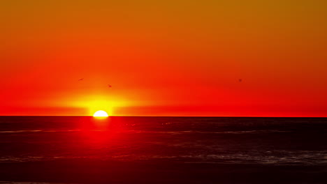 Timelapse-Of-Sunset-In-The-Ocean-With-Waves