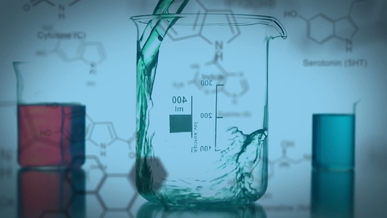 vasos de laboratorio con datos y fórmula estructural de compuestos químicos en primer plano