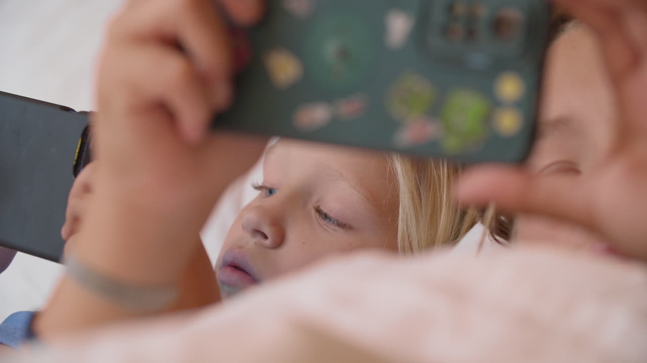 스마트폰을 보는 아이들의 클로즈업