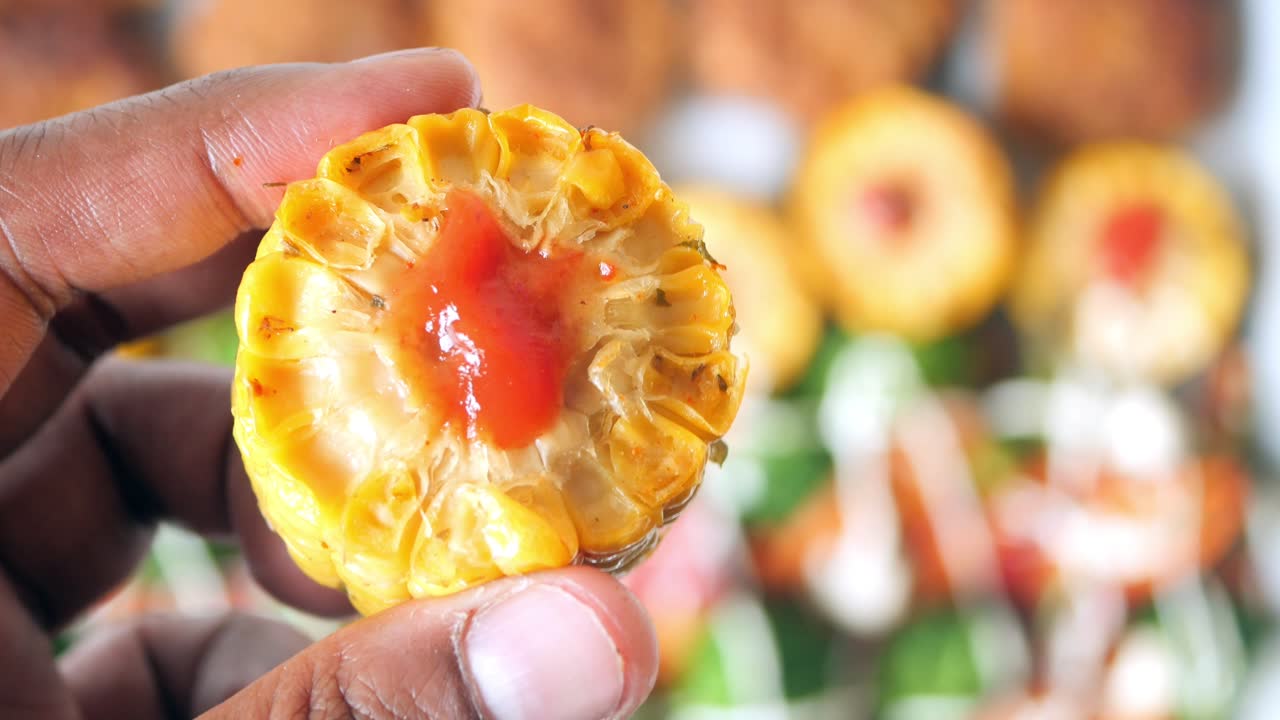 ⁇  베이킹 페이퍼 에 허브 를 넣어 구운 옥수수