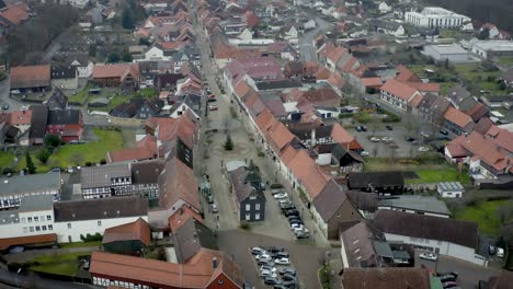 Vista-Aérea-De-Drones-Del-Tradicional-Pueblo-Alemán-Herzberg-Am-Harz-En-El-Famoso-Parque-Nacional-En-Alemania-Central-En-Un-Día-Nublado-En-Invierno.