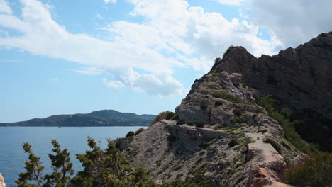 Lapso-De-Tiempo---Montañas-Al-Lado-Del-Mar,-Bajo-Hermosas-Nubes,-España,-Tiro-Ancho