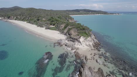 Orilla-De-La-Playa-De-Arena-Blanca-En-La-Isla-Great-Keppel-En-Queensland,-Australia---Toma-Aérea-De-Drones