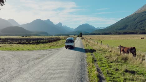 vista aérea de los campos de pastos agrícolas verdes contra las montañas de los alpes del sur en glenorchy, isla sur de nueva zelanda aotearoa