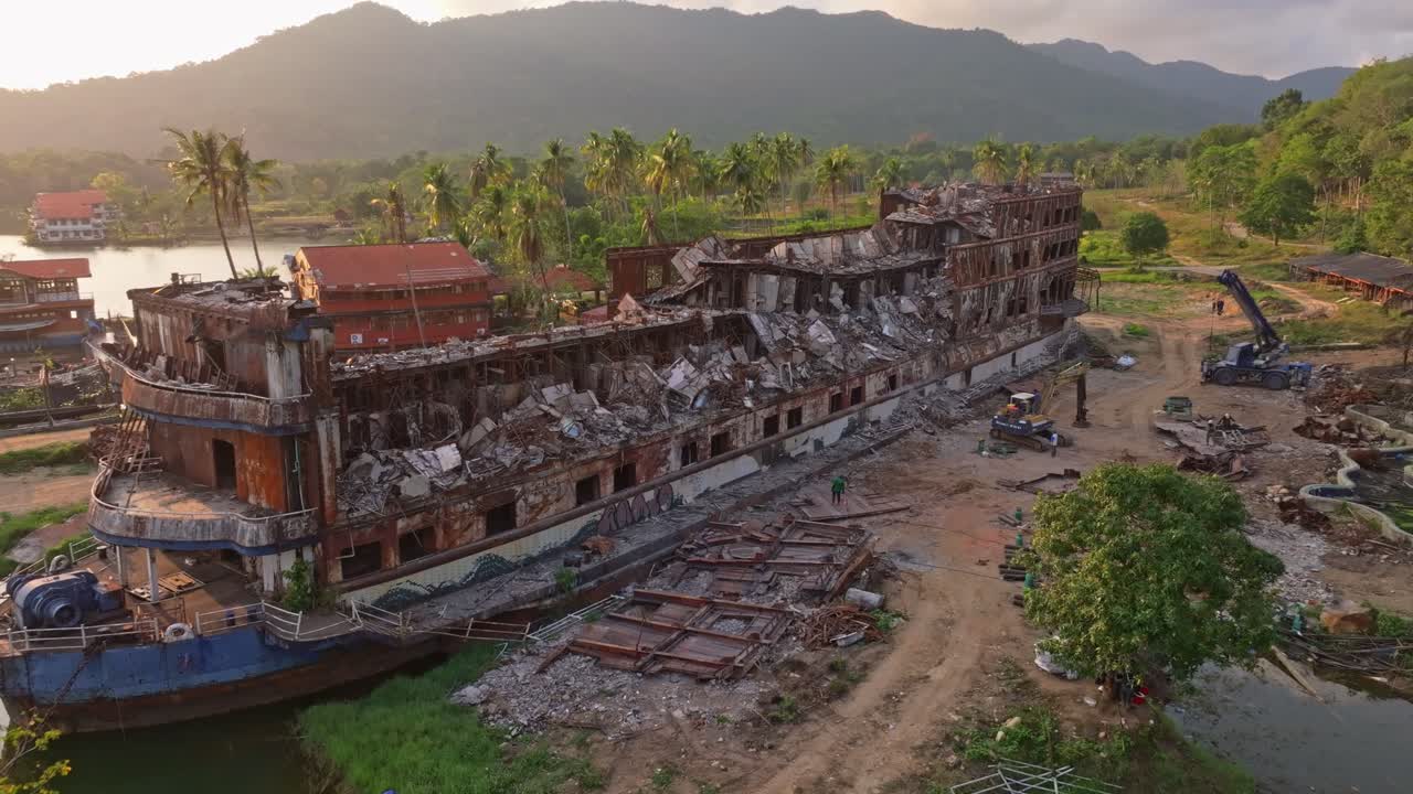 L'ultima luce colpisce la famosa rovina a forma di nave al largo dell'isola, Thailandia