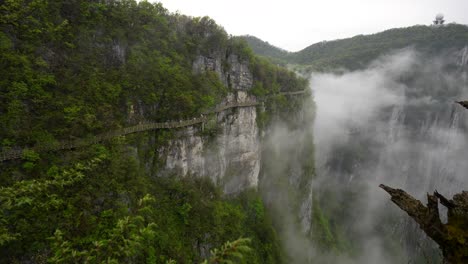 paseo a lo largo del acantilado de la montaña tianmen en zhangjiajie envuelto en niebla y lluvia, china