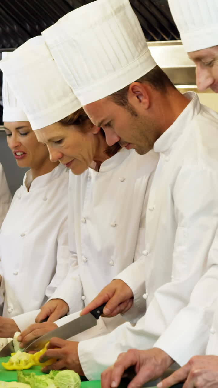 cocineros gourmets preparando una ensalada