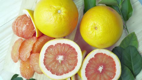 pomelo con hojas en la canasta sobre fondo de madera, vista superior girar pomelo o sobre fondo de madeira, resolución 4k.
