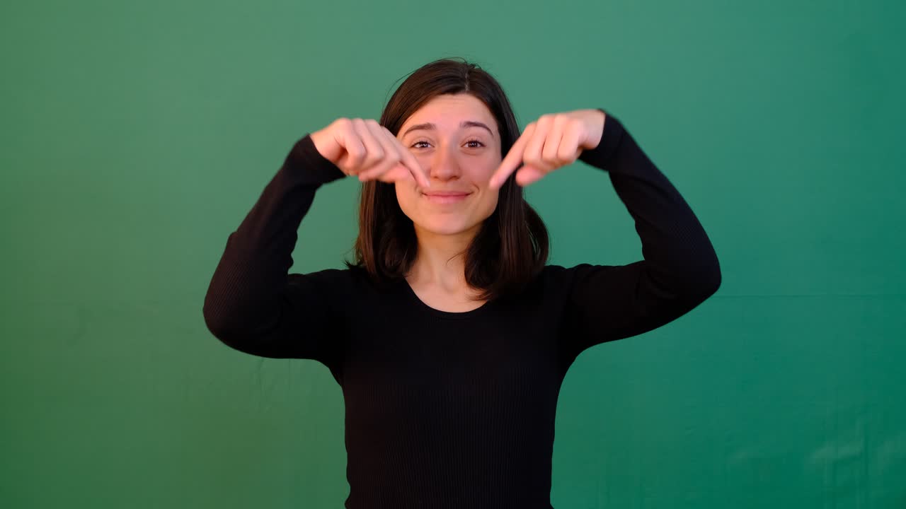 아래 를 가리키는 여자