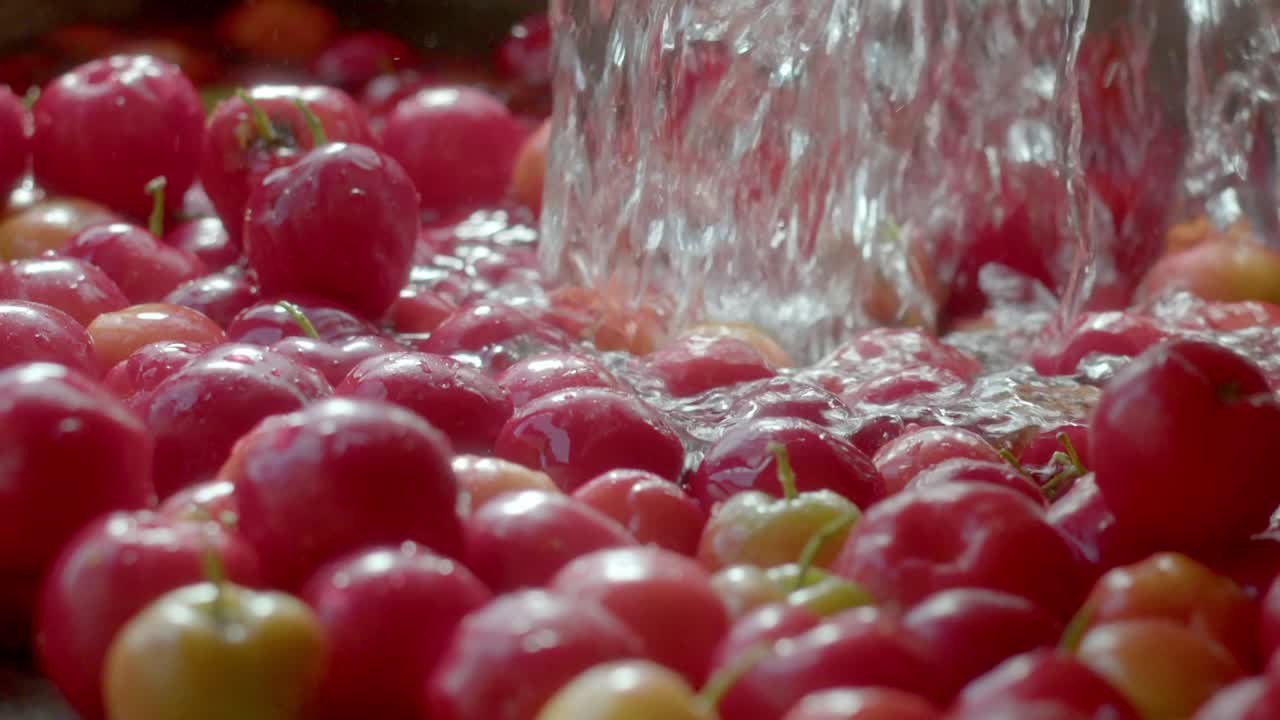 Frutta spruzzata con acqua per rimuovere lo sporco superficiale e le sostanze chimiche nocive