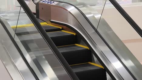 escalera mecánica en un centro comercial