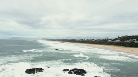 Hermosa-Playa-Australiana-En-Un-Día-Nublado,-Playa-Del-Faro-En-Port-Macquarie,-Australia---Plano-General