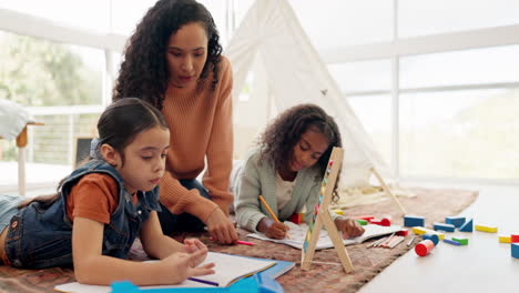 madre, niñas y aprendizaje de matemáticas en el suelo en casa