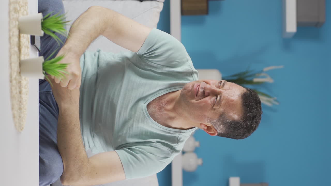 el video vertical del anciano problemático es reflexivo, no está bien.