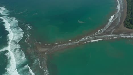 playa de cola de ballena de punta uvita en la costa tropical de costa rica, desde el aire