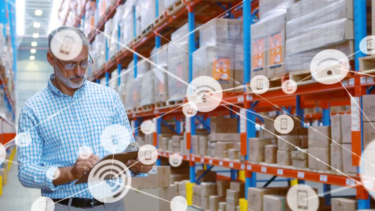 animación de redes de conexiones con iconos sobre el hombre que trabaja en el almacén