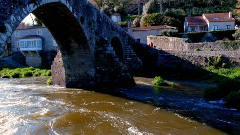 Vista-Aérea-De-Arcos-De-Piedra-Del-Puente-De-Ponte-Maceira-Sobre-El-Río-Tambre