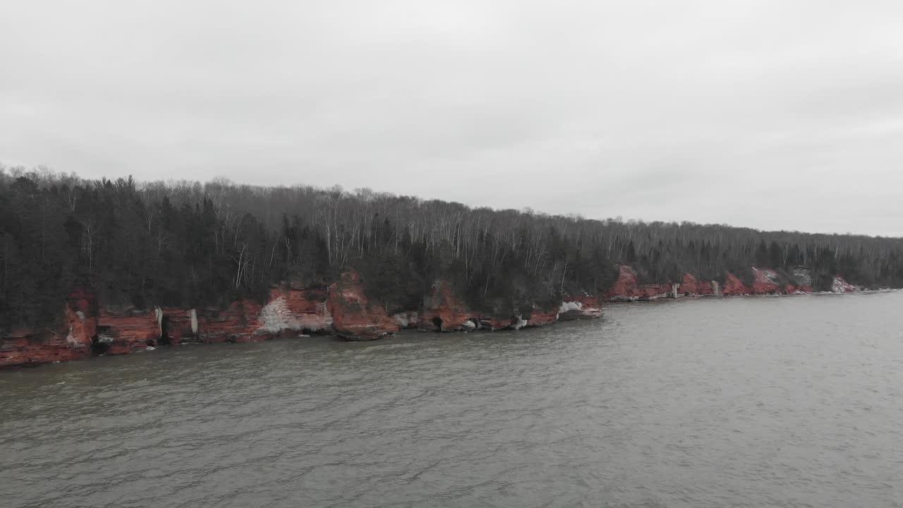 호수 옆 해안의 공중 전망