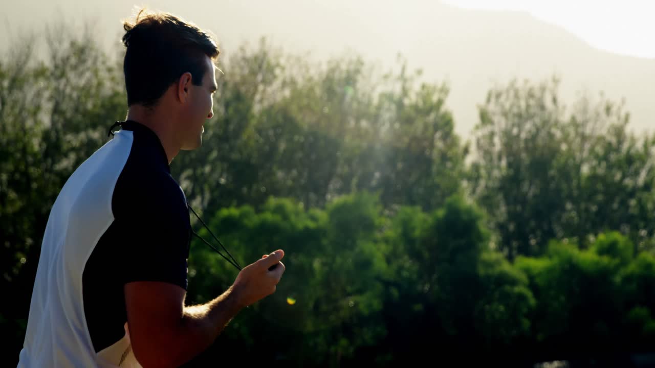 달리기 경주 에서 아이 들 을 훈련 시키는 코치