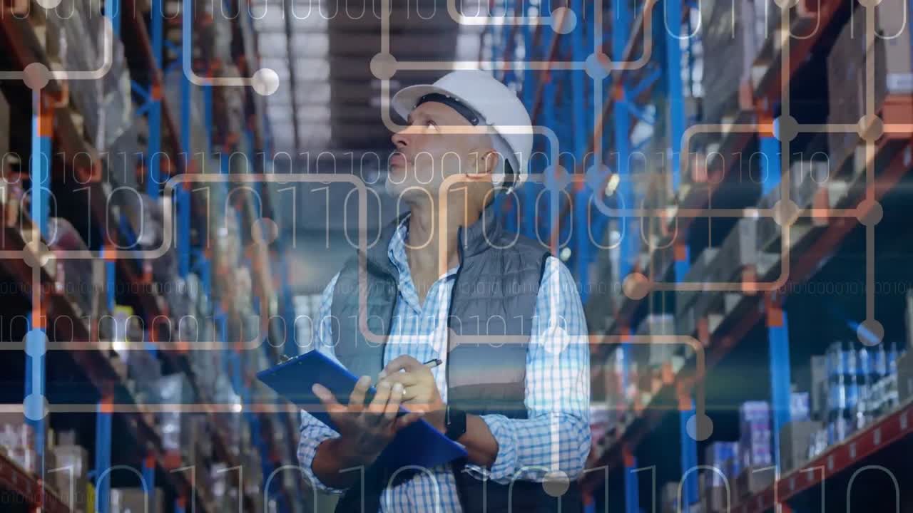 animación de codificación binaria sobre un trabajador de almacén masculino