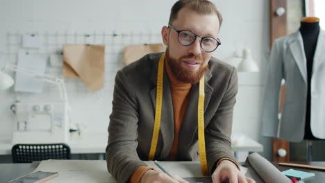diseñador de moda en el trabajo