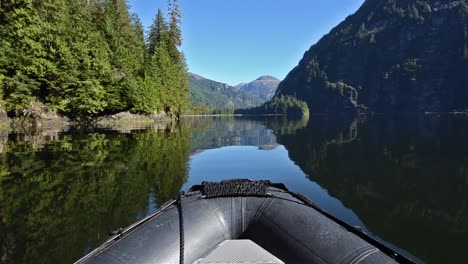 Pov-Bootsfahrt-Kreuzfahrt-Durch-Glasiges-Wasser-In-Furten-Terror-In-Tracy-Armfords-Terror-Wildnisgebiet-Südost-Alaska