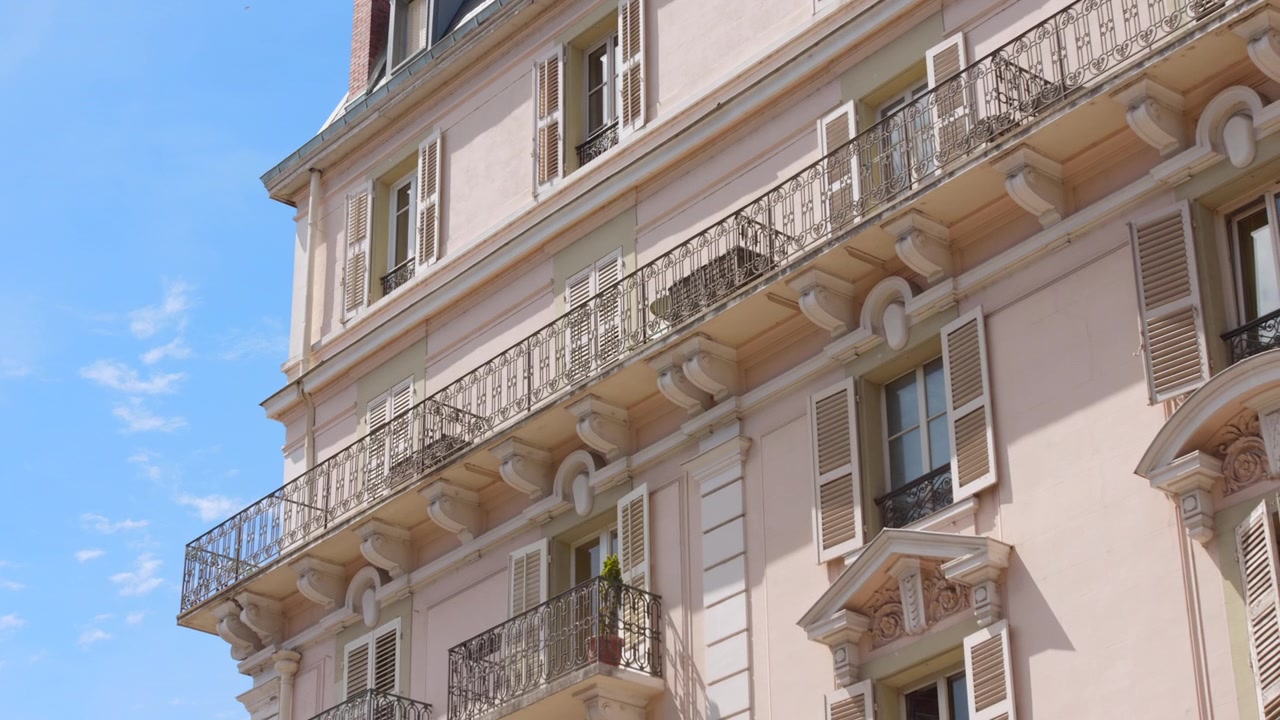 Plano panorâmico de detalhe arquitetônico em Aix-Les-bains, França.