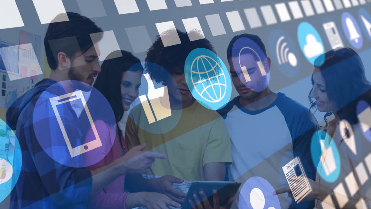 태블릿을 사용하는 다양한 친구들에 대한 미디어 아이콘의 애니메이션