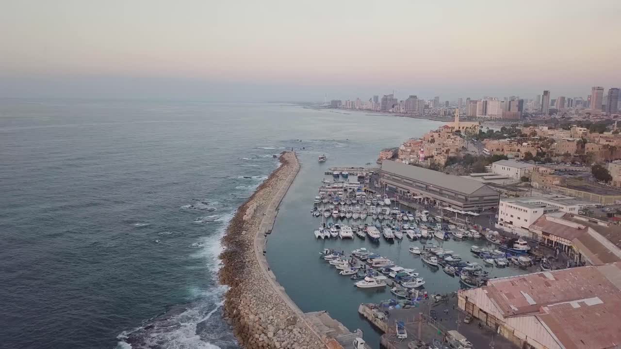 hermosos tonos de amanecer sobre el puerto con un suave mar mediterráneo y arquitectura medieval en jaffa