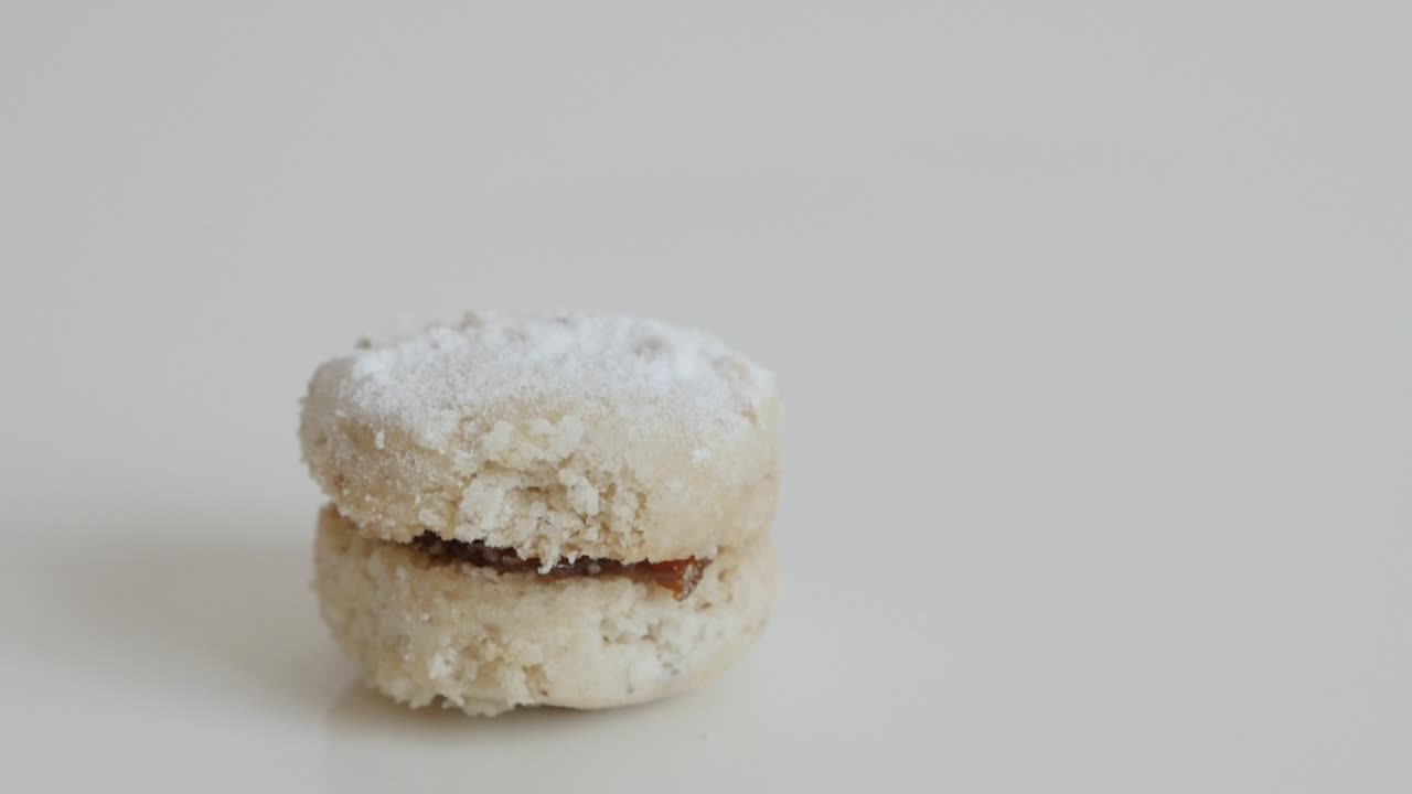 제임으로 가득 찬 작은 바닐라 디저트 클로즈업 느린 기울기 4k