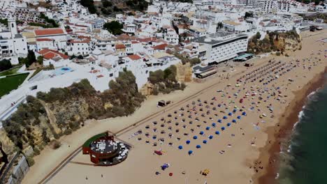 Drohnenaufnahme-Der-Strandstadt-Albufeira,-Direkt-Am-Strand,-Wie-Sie-Wissen