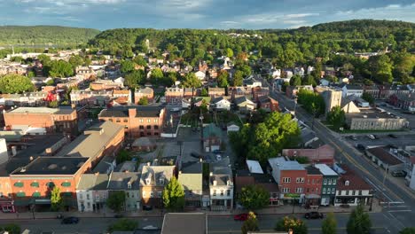históricas casas coloniales americanas restauradas en una pequeña y pintoresca ciudad