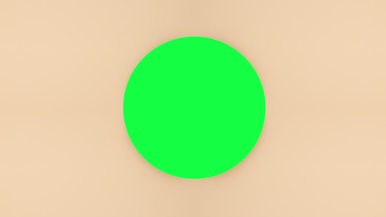 las botellas de uñas de la policía y las herramientas de manicura aparecen debajo de la pantalla verde. detenga el movimiento