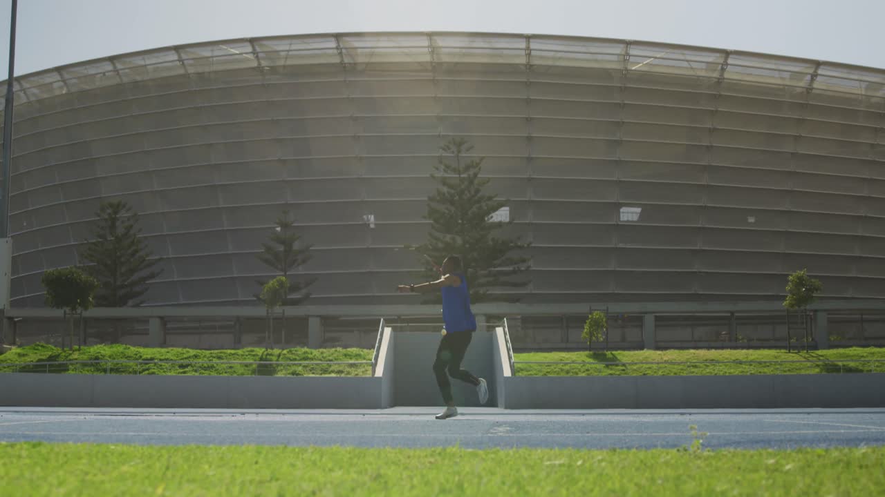 아프리카계 미국인 운동선수 가 창을 던지는 앞면