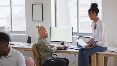 diversas personas de negocios discutiendo con la computadora en la oficina creativa