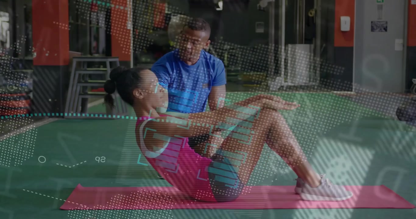Impulsado por las indicaciones del entrenador, el cliente realiza abdominales con superposiciones animadas de fitness que rastrean la forma